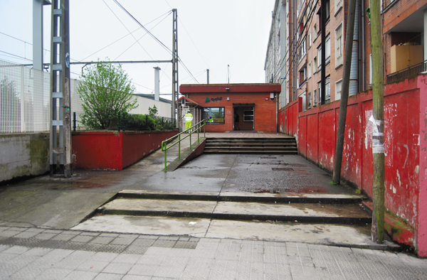 Zorrotza: las rampas de acceso al edificio no están acondicionadas. Carentes de pasamanos en ambos lados. Pavimento resbaladizo