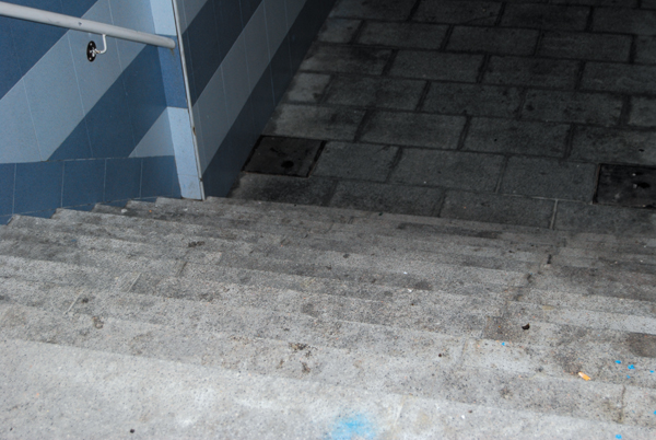 Olabeaga: tramo de escaleras para acceder desde la calle al equipamiento