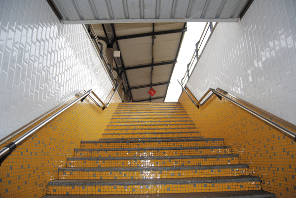 Barakaldo: el desplazamiento entre andenes se realiza obligatoriamente a través de escaleras. En otros cinco equipamientos se repite el mismo escenario