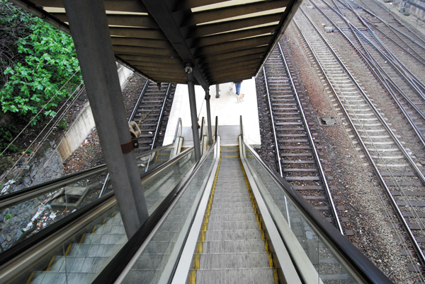 Zabalburu: estación moderna que no cuenta con ascensores. El acceso al andén se realiza a través de escaleras mecánicas que no garantizan la universalidad de uso