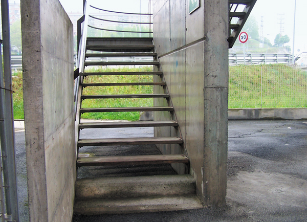 Galindo: tramos de escaleras no acondicionadas para acceder al andén (sin tabica). Peligroso.  Nula señalización de seguridad