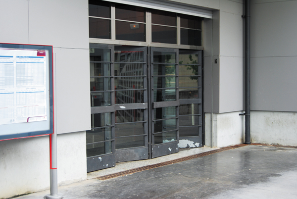 La Peña: puertas convencionales de acceso al edificio. Estrechas y pesadas