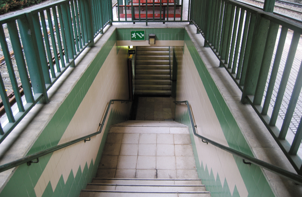 Ollargan: paso subterráneo entre andenes sin pasamanos a doble altura en ambos lados del recorrido