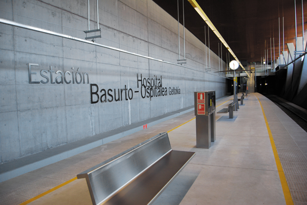 Basurto-Hospital: estación moderna y accesible