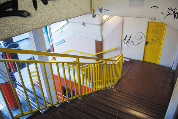 Irun Colón: acceso al andén a través de tramos de escaleras no acondicionadas. No hay ascensores